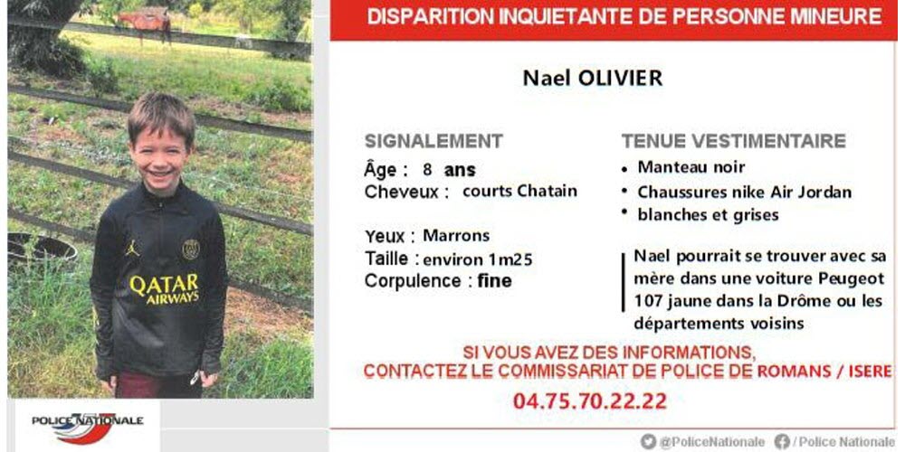 nael-a-les-cheveux-courts-et-chatains-les-yeux-marrons-et-mesure-1-25-m-il-est-vetu-d-un-manteau-noir-il-porte-des-baskets-nike-air-jordan-blanches-et-grises-1735840982.jpg (95 KB)