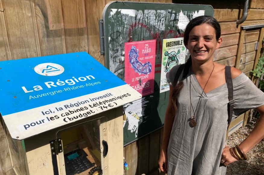 Un collectif décide de réinstaller deux cabines téléphoniques à Grenoble