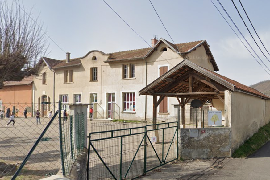 Châbons : une automobiliste percute une assistante maternelle devant une école