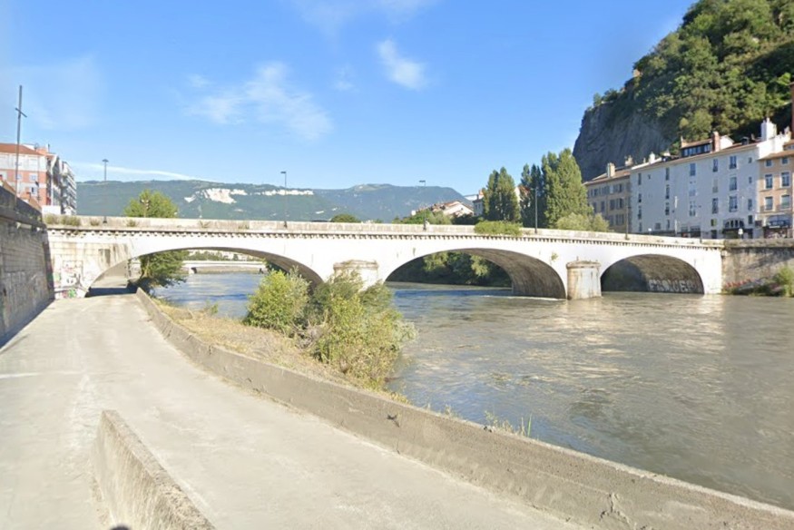 Grenoble : une femme coulait dans les eaux de l'Isère sur le toit de sa voiture